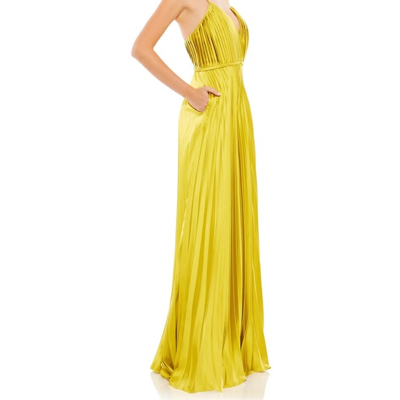 PLEATED PLUNGE NECK WIDE LEG JUMPSUIT - Picture 5 of 7